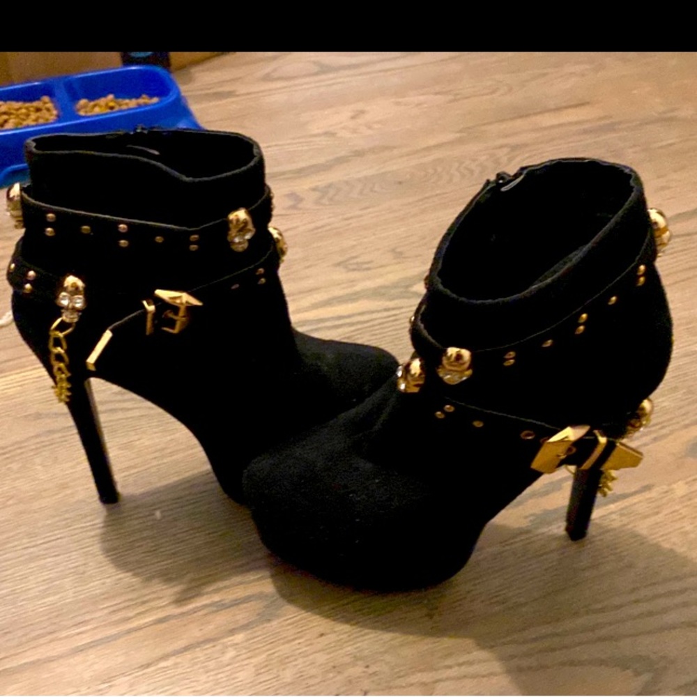 Suede black Abena heels with gold skull detailing and gold chains